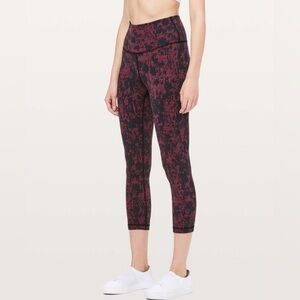Lululemon 8 Wunder Under Crop (Hi-Rise) 21"
Scatter Blossom Jacquard Garnet Blk